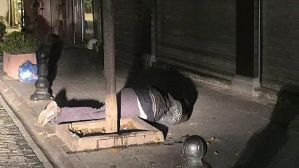 Sokak Ortasında İki Kez Bayılan Alkollü Şahıs Paniğe Sebep Oldu