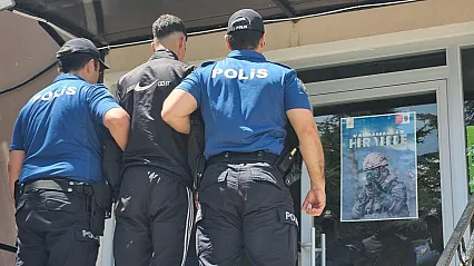 Sokakta Bıçak Çeken Genç Polisten Kaçamadı