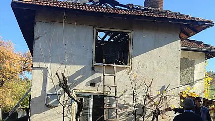 Tavşanlı'da 2 Katlı Ahşap Ev Yandı