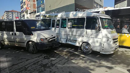 Ters Yönden Çıktı, Hat Minibüsüne Çarptı!