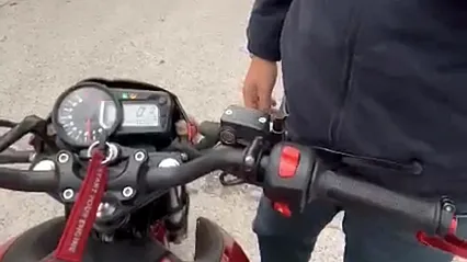 Trafikte İnanılmaz Diyalog! 'Emekli Polisim' Dedi, Motosikletliyi Ceza Yazdırmakla Tehdit Etti