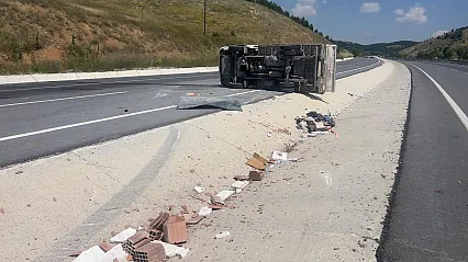 Tuğla Yüklü Kamyonet Devrildi: 3 Yaralı