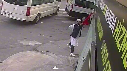 Türk Bayrağını Yere Atan Sabıkalı Polisten Kaçamadı