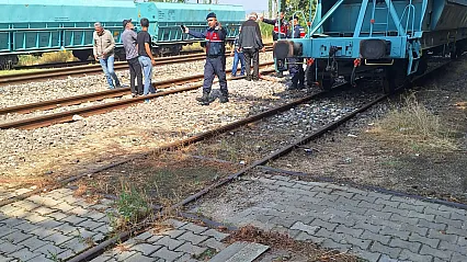 Vagonun Üzerine Çıkan Baba Ve Oğluna Yüksek Gerilim Hattındaki Elektrik Çarptı