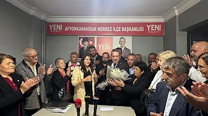 Yeni Parti'de Çiçeklerle Devir-Teslim
