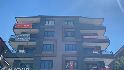 Yeni Parti KADEM'e Komşu Oldu