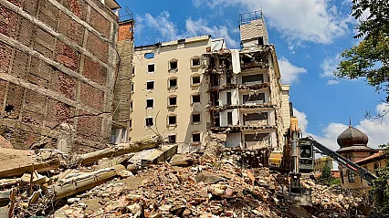 Yıkım Kabusa Döndü: Molozların Vurduğu İş Yerleri Kapatıldı