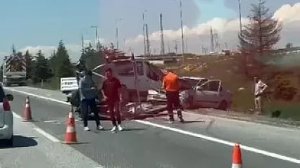 Yol Şeridi Çeken Araca Otomobil Çarptı