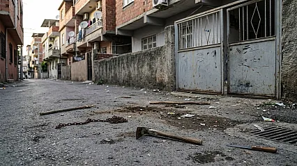 Zincir, Keser Ve Bıçaklarla Ev Bastılar