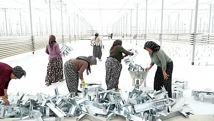 Kadınlar Çalışacakları Serayı Kendileri Yapmaya Başladı