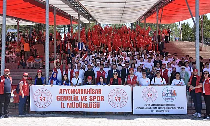 450 Genç Dumlupınar'da Büyük Zafer'i Kutladı