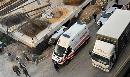 Afyon'da Otomobil İnşaatın Temeline Düştü