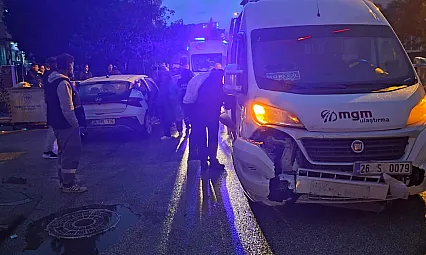 Eskişehir'de Servis İle Otomobil Çarpıştı