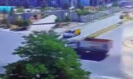 Hafif Ticari Aracın Kamyonet İle Çarpıştığı Kaza Güvenlik Kamerasında