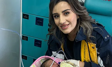 Hastaneye Yetişemedi, Dünyaya Gözlerini Ambulansta Açtı