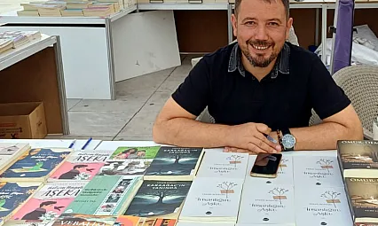 'İnsalığın Aşkı' ile Erkan Bozkurt Şiire Yepyeni Bir Soluk Getiriyor