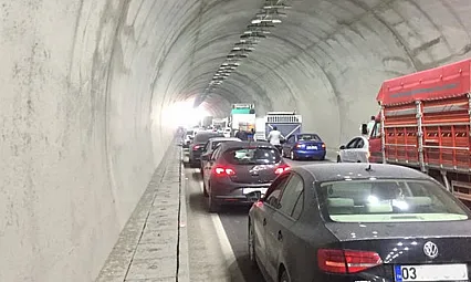 Trafikte Bayram Yoğunluğu. Karahisar Tüneli'nde Araç Arızası