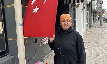 Türk Bayrağını Öpen Teyzenin Görüntüsü Yürekleri Isıttı