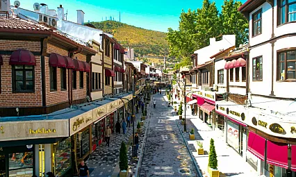 Uzun Çarşı'dan Ulu Camii'ye Nostaljik Tramvay