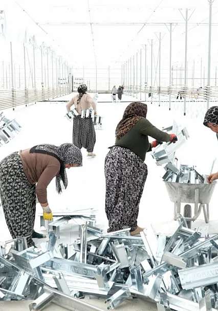 Kadınlar Çalışacakları Serayı Kendileri Yapmaya Başladı