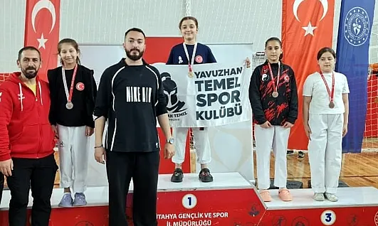 Afyonkarahisar'ın Genç Taekwondo Sporcuları Nuray Can ve Havva Nisa Sarı'dan Gümüş Madalya