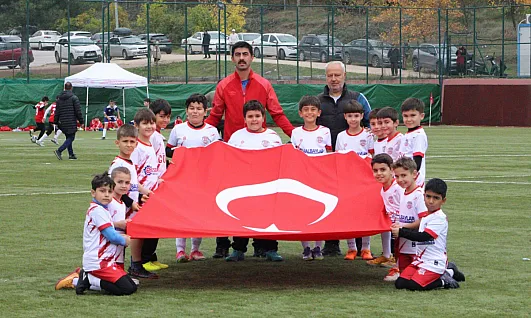 Eskişehir'de Cumhuriyet Coşkusu Futbol Sahasına Taştı!
