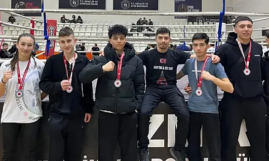 Madalyalara Demir Yumruk Damgası