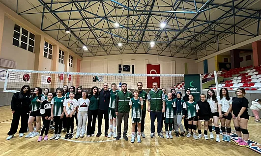 Yeşilay Afyonkarahisar Şubesi, ücretsiz voleybol kursu düzenliyor