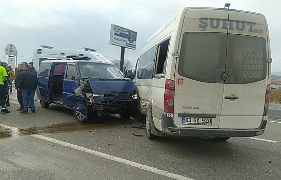 Afyon'da Minibüslerin Çarpıştığı Kazada 7 Yaralı