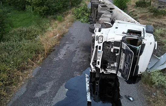 Afyonkarahisar'da Sıcak Asfalt Yüklü Tır Devrildi