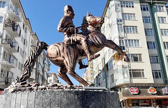 AK Parti'den Belediye'ye 'Atatürk Heykeli' Uyarısı