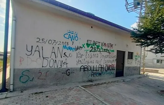 Bu Duvar Da Temizlenmeyi Bekliyor