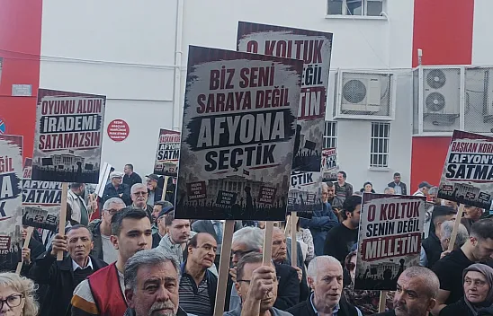 CHP'liler Bugün De Belediye Önünde