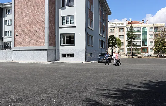 İki Okul Sıcak Asfalta Kavuştu