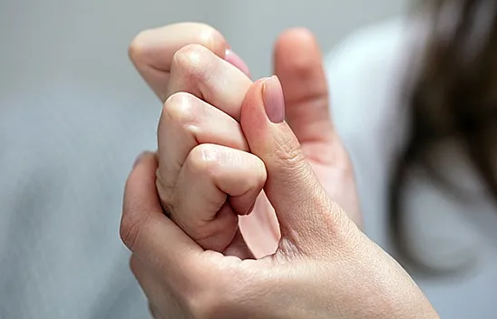 Parmak Çıtlatmak Eklemlere Zarar Verir Mi?