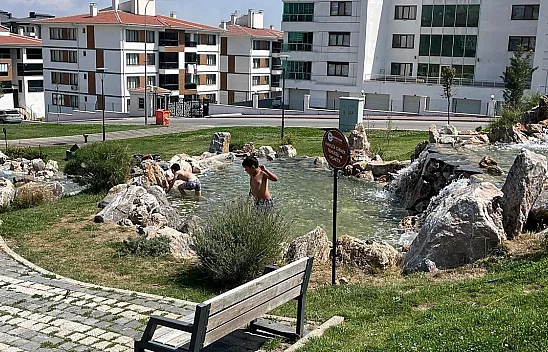 Sıcaktan Bunalan Çocuklar Süs Havuzuna Girdi