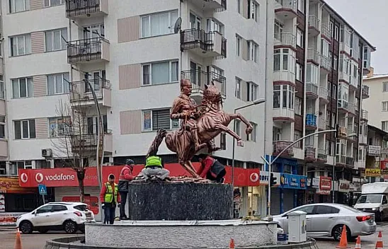 Tartışmaların Ardından 'Atatürk Heykeli' Yerleştirildi