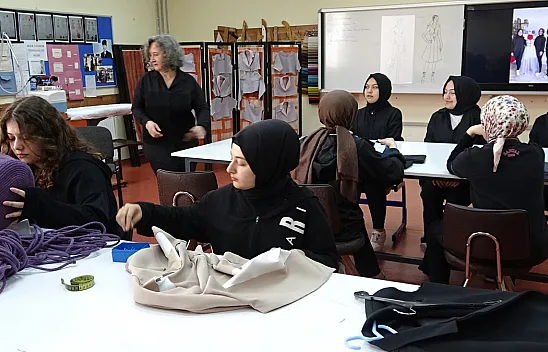 Teknolojik Atıklar Geri Dönüşüm İle Giysiye Dönüştü