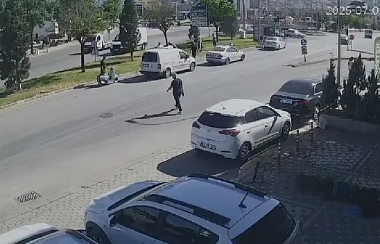 Trafik Işığında Tehlikeli Hamle: Motosikletli Genç Ağır Yaralandı