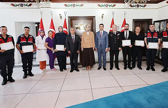 Vali Yiğitbaşı, Başarılı Personele Belge Verdi