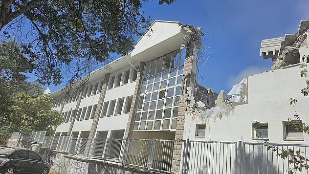 109 yıllık bina sapasağlam, ek binalar üçüncü kez yapılacak