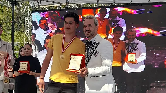 17 yaşındaki kuaför Türkiye 8'incisi oldu