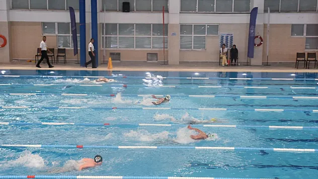 180 Sporcu, Afyon'da Yüzme Müsabakasına Katıldı
