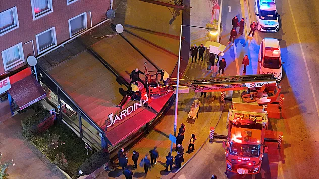 2'nci Kattan Kafenin Tentesine Düşen Şahsı İtfaiye Aşağıya İndirdi