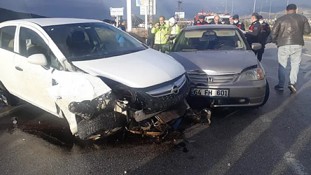 2 otomobilin çarpıştığı kazada 2 kişi yaralandı