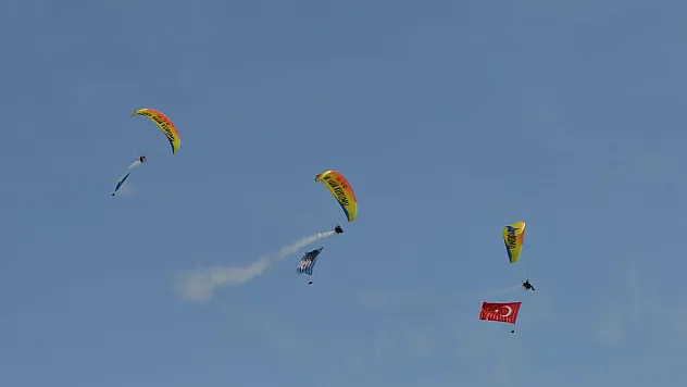 2. THK Havacılık Festivali yamaç paraşütü gösterisi ile başladı