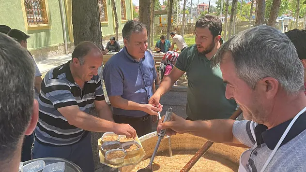 Dinar’da aşure ikramı