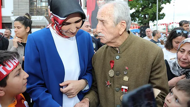 Vali Yiğitbaşı fenalaşan gazi oğluna müdahale etti