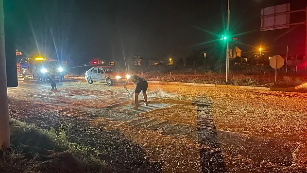 Makaslayan tırdan 2 ton mısır yola saçıldı