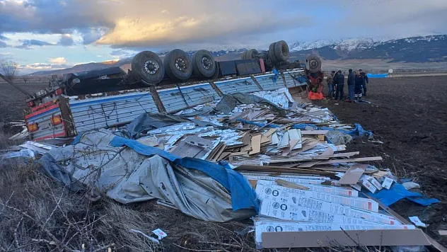 MDF ve fayans yüklü tır devrildi, 1 kişi yaralandı